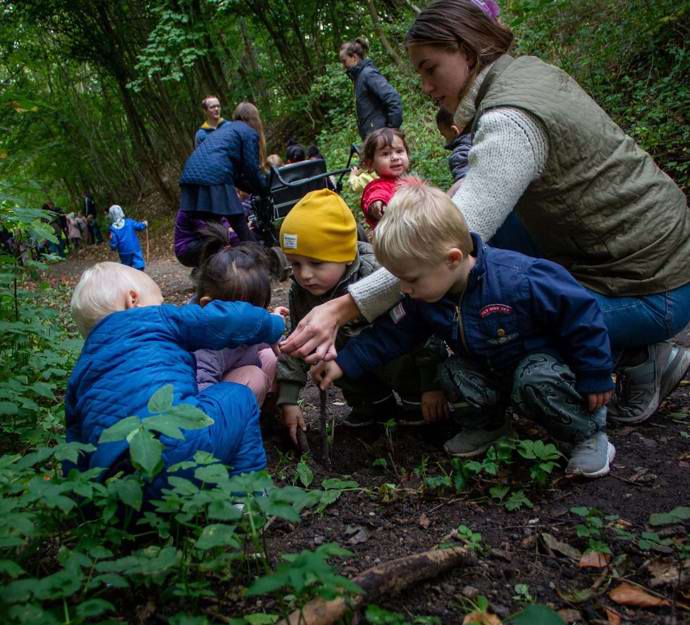 Børn på tur i skoven
