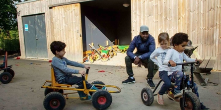Børn kører på mooncar og trehjuler