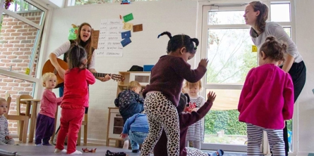 Børn danser til musik
