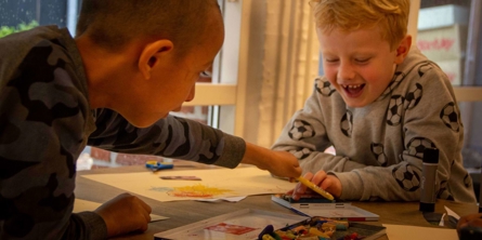 Børn leger med farvekridt