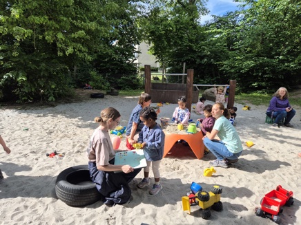 Vuggestueleg i sandkassen